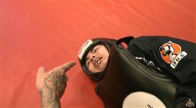 挑戰館長！吃屎哥1分半「倒地呻吟」　認輸大喊對不起（圖／翻攝自館長成吉思汗YouTube）