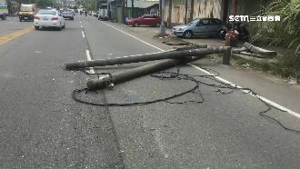 車斗扯斷電線桿險壓車！驚險影像曝光