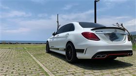 擁有一台高級名車是不少人的夢想，但有一名網友指出，現在很多年輕人似乎會買外雙B中古車裝富，月薪全部拿去繳車貸，甚至還有「貸款開C300，加油加300元」的社會最奇怪的現象。其他網友看到後掀起熱議，紛紛直喊：「現在愛裝B的年輕人一堆！」（圖／翻攝自爆怨公社）