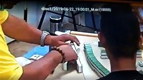 男打麻將詐賭！偷藏牌手法全都錄 畫面曝光(圖/爆料公社)