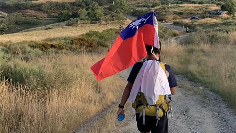扛國旗走朝聖路！謝孟恩驕傲來自台灣