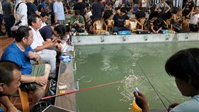 桃園一間釣蝦場被顧客擠得水洩不通,人潮,排隊（圖／翻攝自爆廢公社）