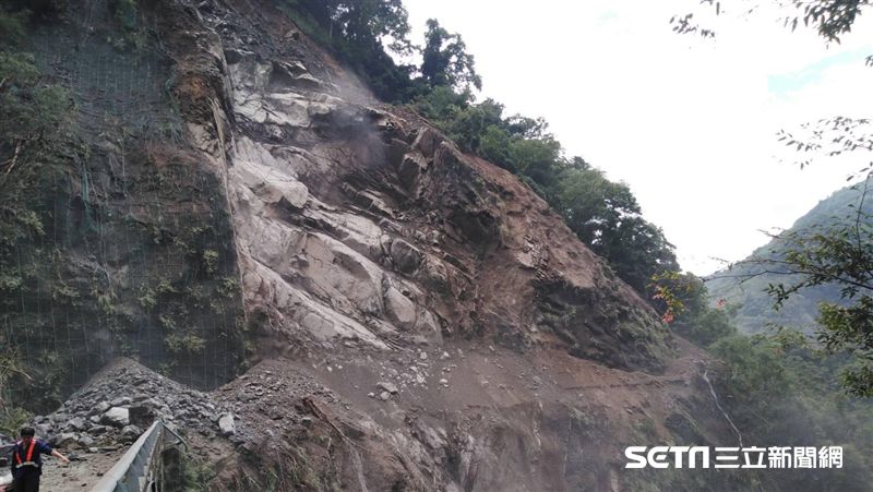 驚悚！台7線嚴重坍方、巨石泥土掉落