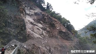 驚悚！台7線嚴重坍方、巨石泥土掉落
