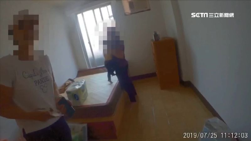 1歲嬰反鎖屋內！警急踹3腳破門救援