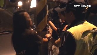 女酒駕撞2車翻覆！還熊抱電桿裝無辜