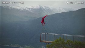 高空驚險倒立 挪威美景盡收眼底