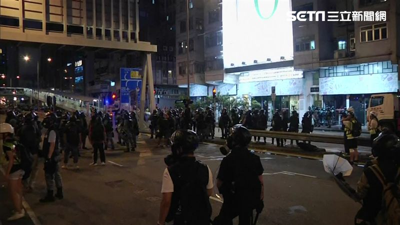 示威群眾遍地開花！港警放催淚彈清場
