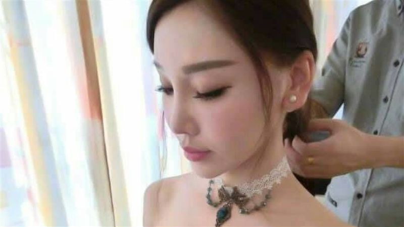 伴郎起飛？「超胸」S級伴娘　引熱議