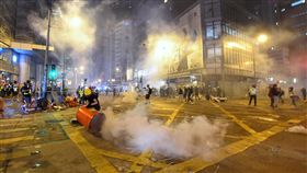 香港反送中成游擊戰　深夜警力強勢清場（2）香港反送中活動持續延燒，28日晚間再陷混亂，幾乎演變成大型城市游擊戰，大批警力晚間強勢驅離示威民眾，催淚彈頻發，街道各處白煙瀰漫。中央社記者王飛華香港攝　108年7月28日