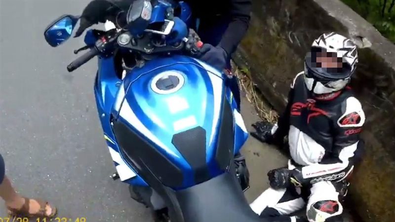 休旅車「盲彎超車」！害重機騎士慘摔