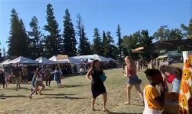 美國加州美食節活動28日驚傳槍擊事件，救護人員說有11人倒地受傷。（圖取自twitter.com/mariannefavro）