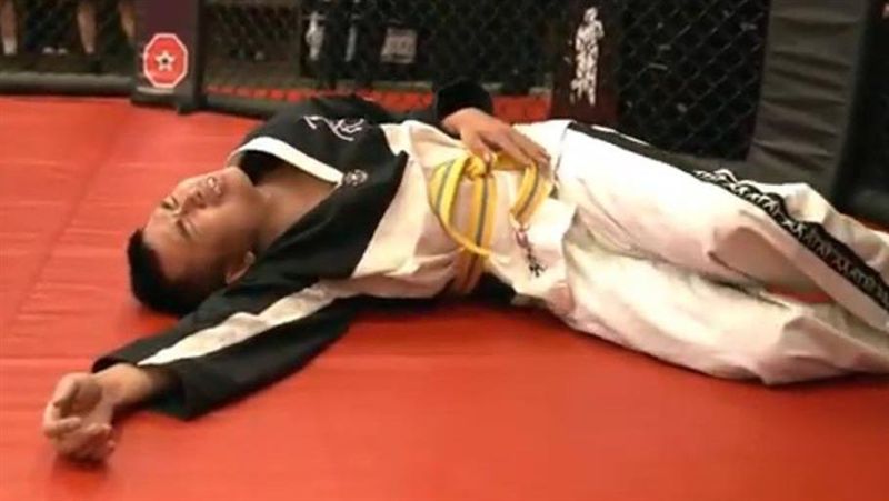 被館長打趴3天後　吃屎哥淚：流血了