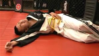 被館長打趴3天後　吃屎哥淚：流血了