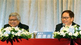 台積電第3季展望樂觀晶圓代工廠台積電18日舉行法人說明會，由董事長劉德音（右）、總裁魏哲家（左）共同主持，會中推估台積電第3季營收將達91億至92億美元，若以中間值91.5億美元計，將較第2季增加18%，符合市場預期的季增14%至20%水準。中央社記者郭日曉攝　108年7月18日