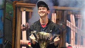 暱稱Bugha的美國16歲少年吉爾斯多夫（Kyle Giersdorf）今日贏得電競遊戲「要塞英雄」（Fortnite）首屆世界盃單人組冠軍，獨得300萬美元（約新台幣9300萬元）獎金。（圖／翻攝自推特
BERNAMA Radio）