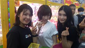 ▲AV女優七海蒂娜（左起）、小泉日向、本庄鈴三人與粉絲玩夾娃娃機。（圖／SOD提供）