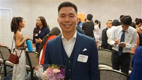 台美人獎學金基金會（TASF）28日舉行頒獎典禮，財務長黃群雁（後左）表示， 獎學金成立於2014年，目的是幫助清寒的台美人學子有機會接受高等教育，發揮台美人的影響力。