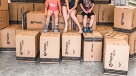 同學沒新鞋穿！霸氣媽問「全買多少錢」　包1500雙送人（圖／翻攝自Carrie Jernigan臉書）