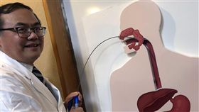 台灣胃食道逆流患者近年來明顯增加，台北榮總內視鏡診斷暨治療中心主任盧俊良29日表示，肥胖、壓力、吸菸以及西化飲食都是胃食道逆流危險因子，也建議民眾睡前2小時避免進食，降低不適症狀發生機率。