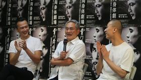 林懷民鄭宗龍陶冶首度同台　說明合作內容雲門舞集創辦人暨藝術總監林懷民（中）退休前為雲門策畫了最後一套節目「雲門舞集 陶身体劇場－林懷民陶冶 鄭宗龍」，29日與雲門舞集下任藝術總監鄭宗龍（左）、陶身体劇場藝術總監陶冶（右）首次在台北同台面對媒體，預告活動內容。中央社記者徐肇昌攝　108年7月29日