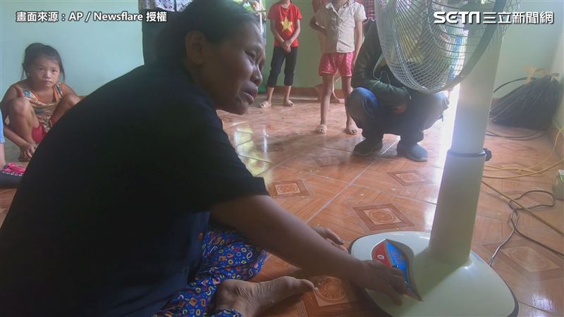 越南盲婦第一次吹電扇　感動留下熱淚