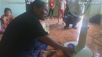 越南盲婦第一次吹電扇　感動留下熱淚