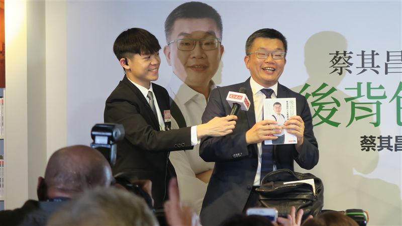 蔡其昌發表新書　當場開箱「後背包」