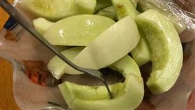 男友媽香瓜不削皮！她驚「30年都吃錯」　網：籽才是精華（圖／翻攝自爆廢公社臉書）