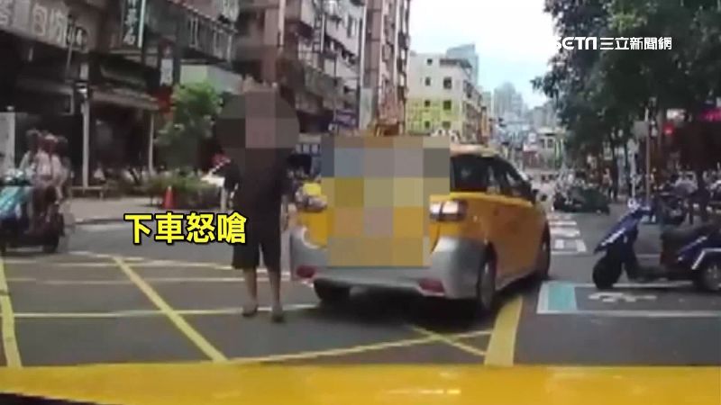 搶客失敗暴怒！運將逼車拉門嗆外籍客