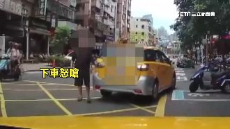 搶客失敗暴怒！運將逼車拉門嗆外籍客