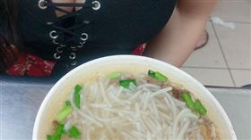 米粉湯,雪乳,豪乳,視角,爆廢公社　圖／翻攝自臉書爆廢公社