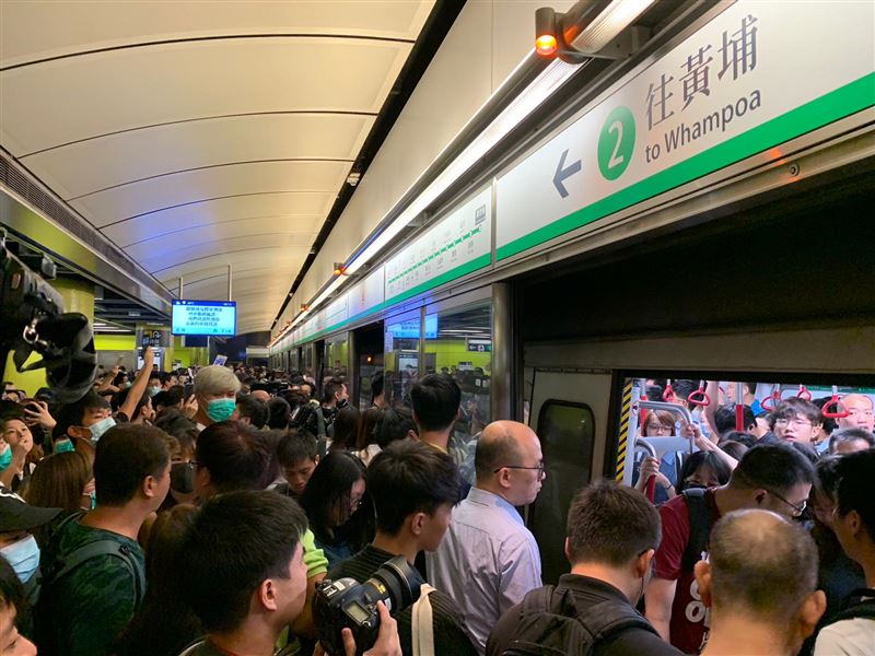發起全港大塞車　調景嶺站行車受阻！