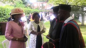 位在非洲的馬拉威是全球GDP倒數前幾名的國家，當地人民不僅賺不了錢，還深受疾病和犯罪問題困擾，根據世界銀行調查，馬拉威的人民平均日收甚至不到1元英鎊（約新台幣38元），但是近日馬拉威的總統夫人格特魯德（Gertrude Mutharika）卻被人踢爆花8萬英鎊（約新台幣306萬元）去英國度假、參加兒子的畢業典禮，讓人民很不是滋味。（圖／翻攝自The maravi post）