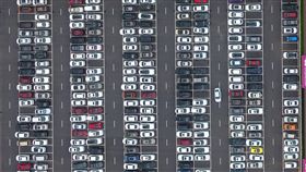 中國汽車1月銷量跌逾17% 7年最大跌幅中國大陸正在積極促進汽車消費等內需成長，但數據顯示，中國1月份乘用車銷量為202.11萬輛，年減17.71%，跌幅為7年最大，也是連續7個月下跌。圖為江西南昌一停車場內的汽車。（中新社提供）中央社 108年2月18日