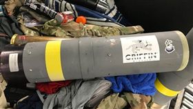 美國運輸安全局人員29日從旅客托運行李搜出飛彈發射器。（圖取自twitter.com/TSAmedia_LisaF）