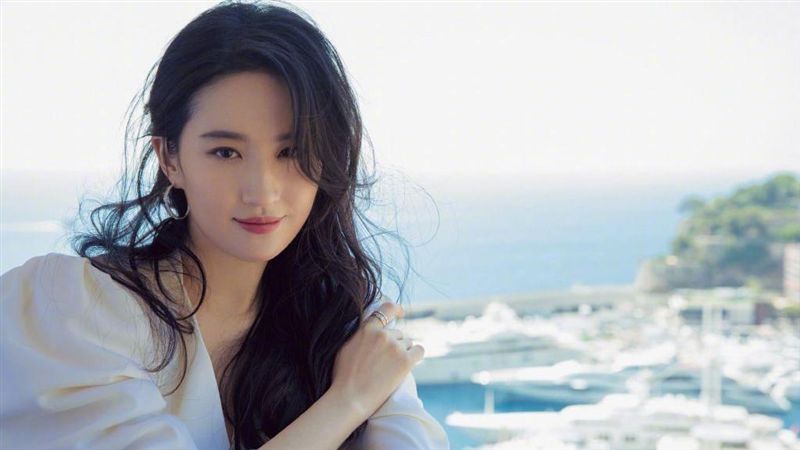 睡到嘴開流口水　劉亦菲偷拍照曝超美