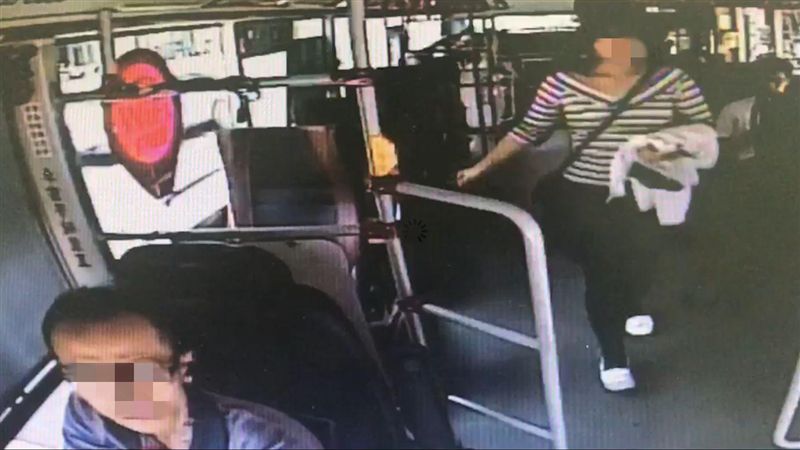 搭公車投3塊！司機送警局少女淚崩