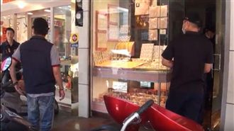 花蓮2匪搶銀樓　14萬金鍊戴了就跑