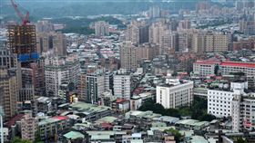 危老建築多　新北市民多蝸居老舊公寓新北幅員遼闊，城鄉差距大，危老建築更是新北待解決的難題，各重劃區表面上光鮮亮麗，豪宅林立，但根據內政部營建署數據，新北空屋數量最多，高達12萬493戶，空屋率高，大多數民眾仍是蝸居在老舊公寓中。中央社記者黃旭昇新北攝　108年5月4日