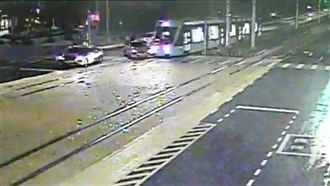 運將首撞淡海輕軌列車　遭求償40萬