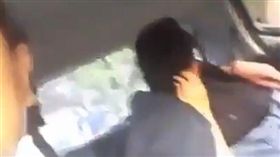 計程車上爽調情！情侶搭車「開戰」　司機怒公開23秒畫面（圖／翻攝自@hazifflatiff 推特）