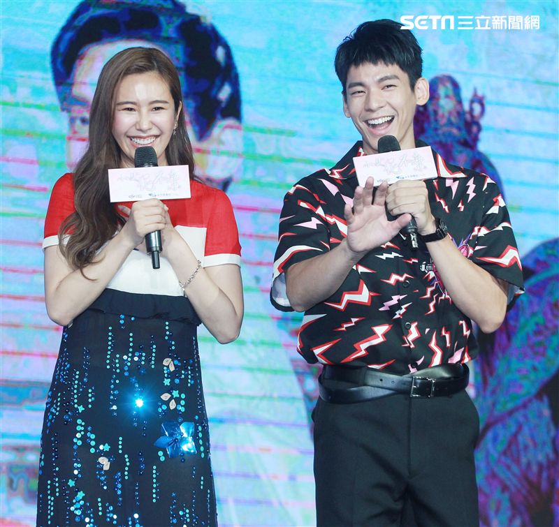 「小女花不棄」演員林柏宏現場示範如何撩妹黃心娣。（記者邱榮吉/攝影）