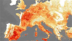 衛星影像顯示，歐洲大陸歷經6月的極端高溫後，7月又被熱浪席捲。（圖取自twitter.com/ESA_EO）