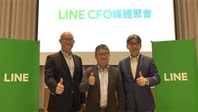 LINE說明金融科技策略通訊軟體LINE去年1月宣布跨足金融科技領域，25日舉行媒體聚會，由LINE財務長黃仁(峻,去山加土)（中）、LINE台灣總經理陳立人（左）、LINE Bank籌備處執行長黃以孟（右）說明相關策略。中央社記者吳家豪攝　108年3月25日