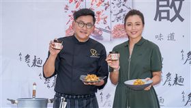 詹姆士推出「詹麵」親自烹調示範。