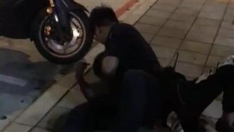 屁孩嗆警遭逮　豬隊友討拍反遭打腫臉