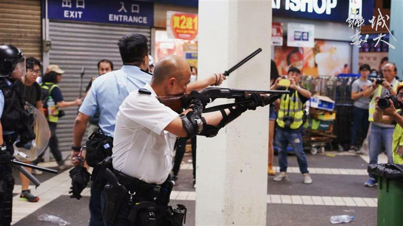 香港葵涌警署被圍　警舉槍喝退示威者