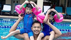 黑人（陳建州）/雙胞胎兒子飛飛翔翔。翻攝臉書