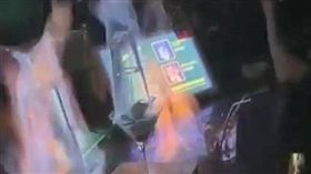 台中,X-CUBE,夜店,明火,調酒,阿拉夜店,火警（圖／翻攝畫面）